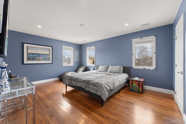 1136 W Broadway, Hewlett, NY 11557