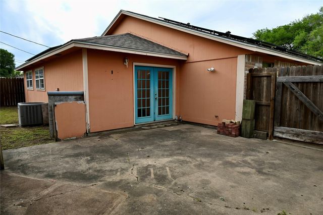 252 Bastrop Street, Angleton, TX 77515