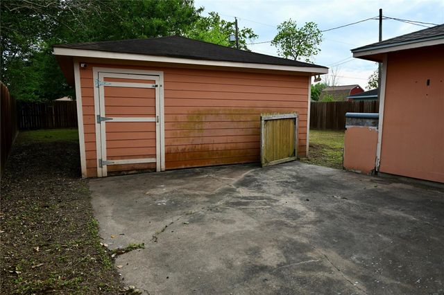 252 Bastrop Street, Angleton, TX 77515