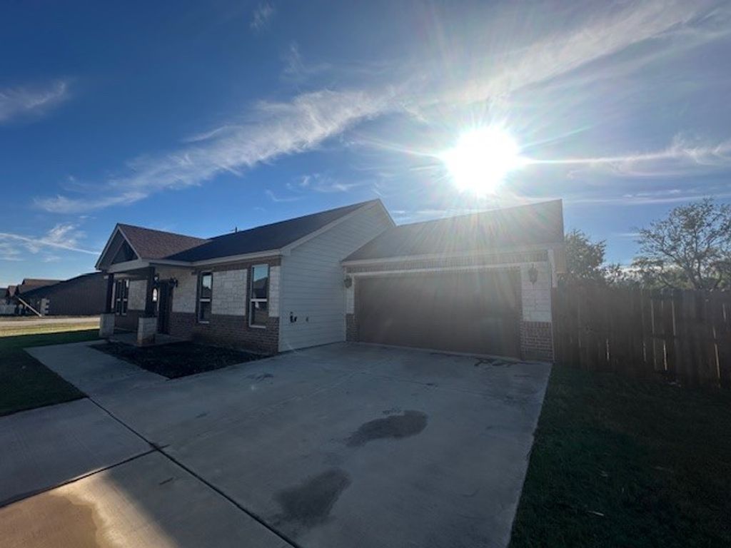 2405 Creek Drive, Granbury, TX 76048