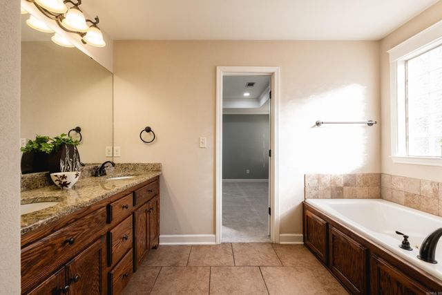 1194 Oak Glenn Loop, Bryant, AR 72002