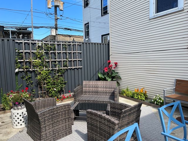 2338 N Avers Avenue 2, Chicago, IL 60647