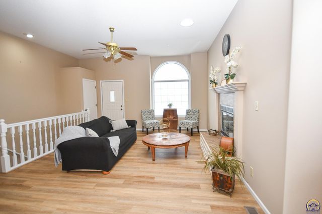 5619 SW 35th ST, Topeka, KS 66614