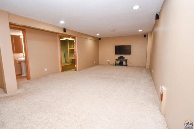 5619 SW 35th ST, Topeka, KS 66614