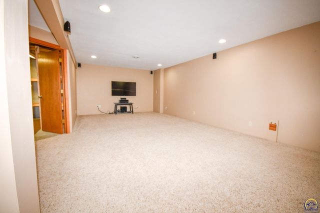 5619 SW 35th ST, Topeka, KS 66614