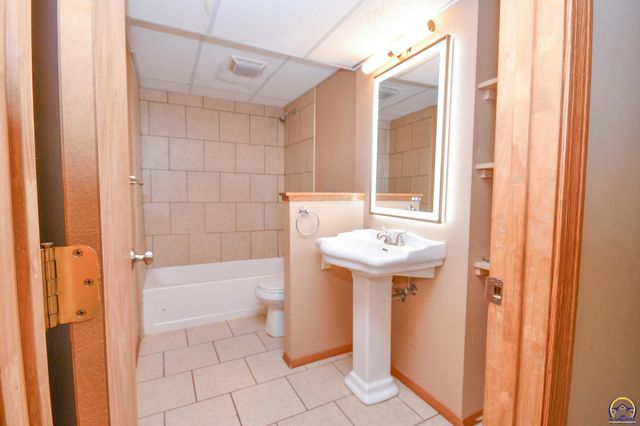 5619 SW 35th ST, Topeka, KS 66614