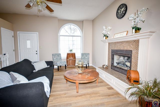 5619 SW 35th ST, Topeka, KS 66614