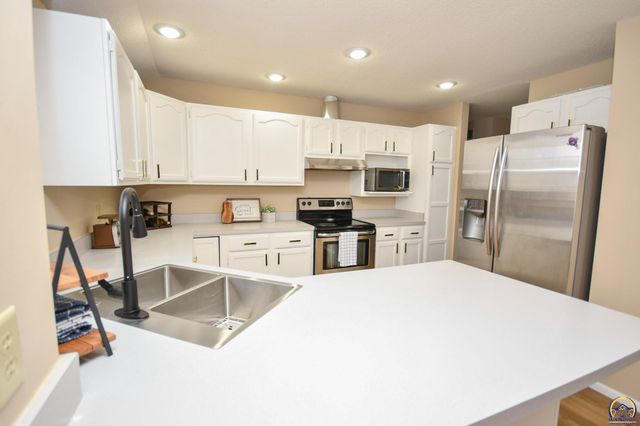 5619 SW 35th ST, Topeka, KS 66614