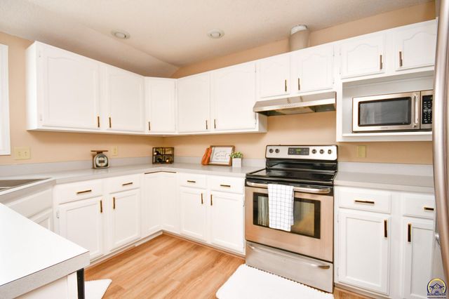 5619 SW 35th ST, Topeka, KS 66614