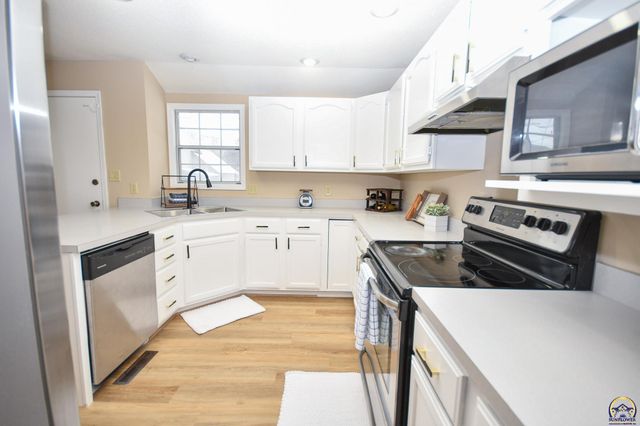 5619 SW 35th ST, Topeka, KS 66614