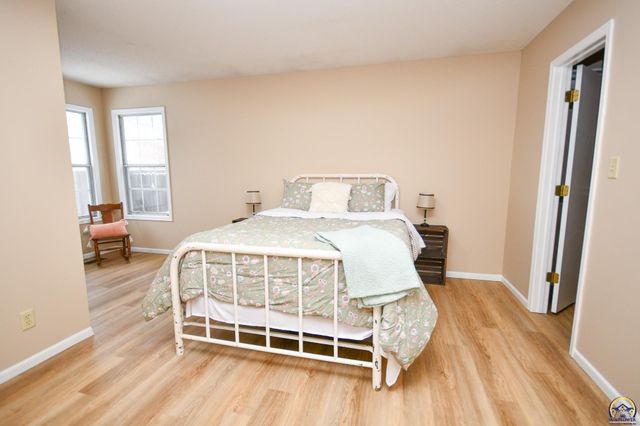 5619 SW 35th ST, Topeka, KS 66614