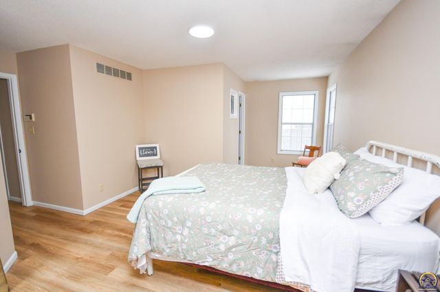 5619 SW 35th ST, Topeka, KS 66614