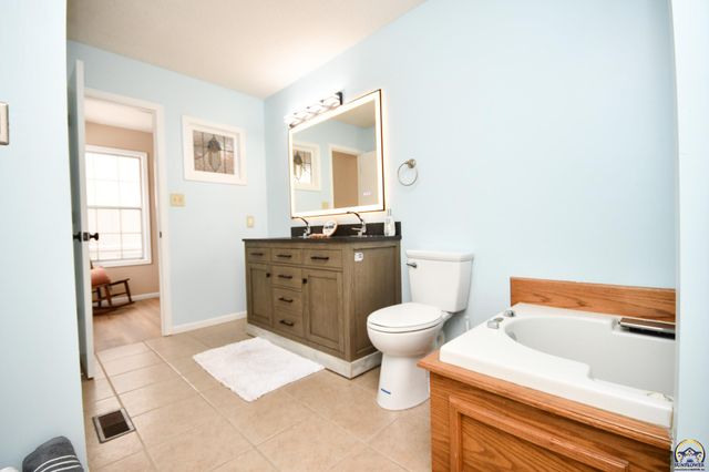 5619 SW 35th ST, Topeka, KS 66614