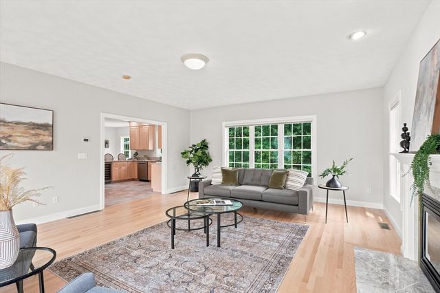 247 Webster Woods Ln, North Andover, MA 01845