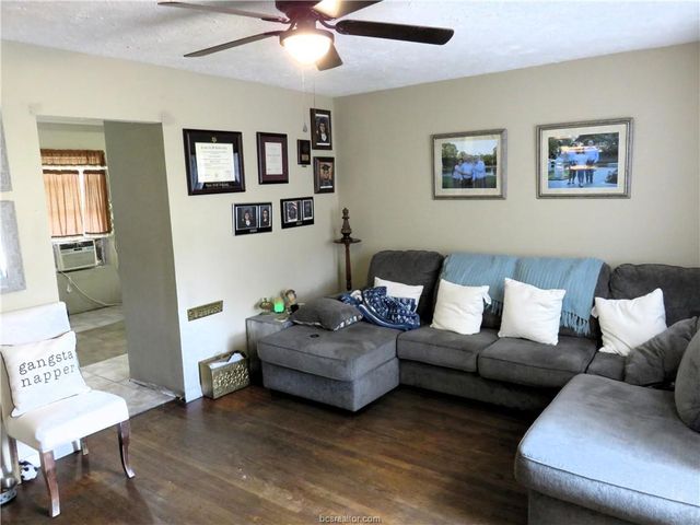 1413 Sandy Point Road, Bryan, TX 77803