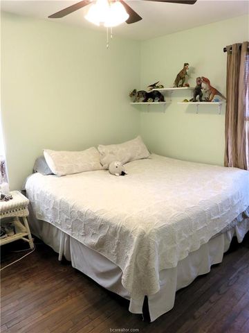 1413 Sandy Point Road, Bryan, TX 77803