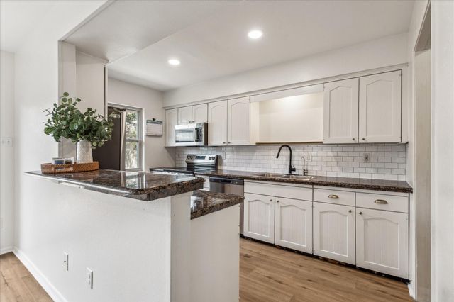 5823 Valley Forge Drive 93, Houston, TX 77057