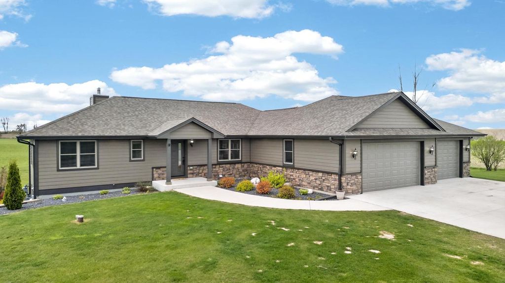 W5791 Prairie View DRIVE, Random Lake, WI 53075