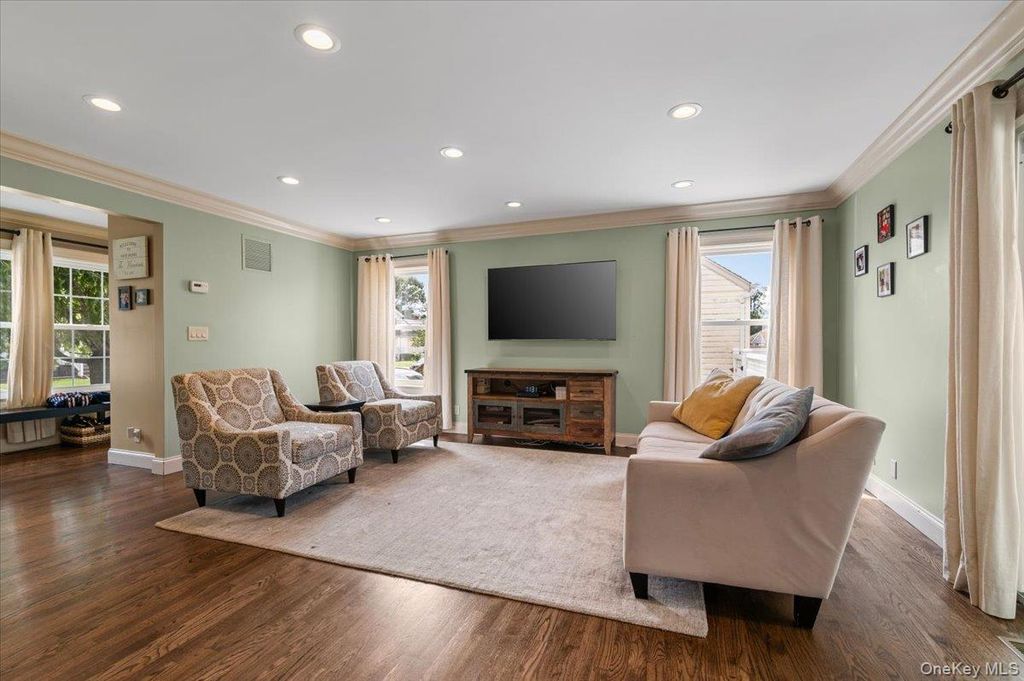 23 Cambridge Avenue, Bethpage, NY 11714 — photo 5