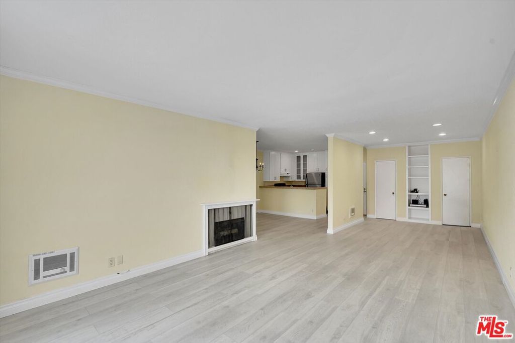 Image 12 of property listing at 11645 Montana Avenue 323, Los Angeles, CA 90049