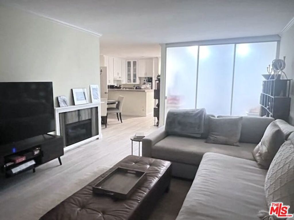 Image 14 of property listing at 11645 Montana Avenue 323, Los Angeles, CA 90049