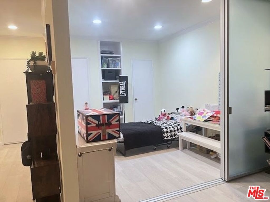 Image 18 of property listing at 11645 Montana Avenue 323, Los Angeles, CA 90049