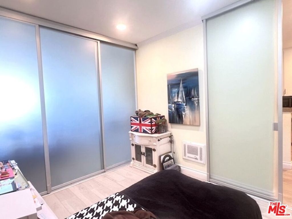 Image 21 of property listing at 11645 Montana Avenue 323, Los Angeles, CA 90049