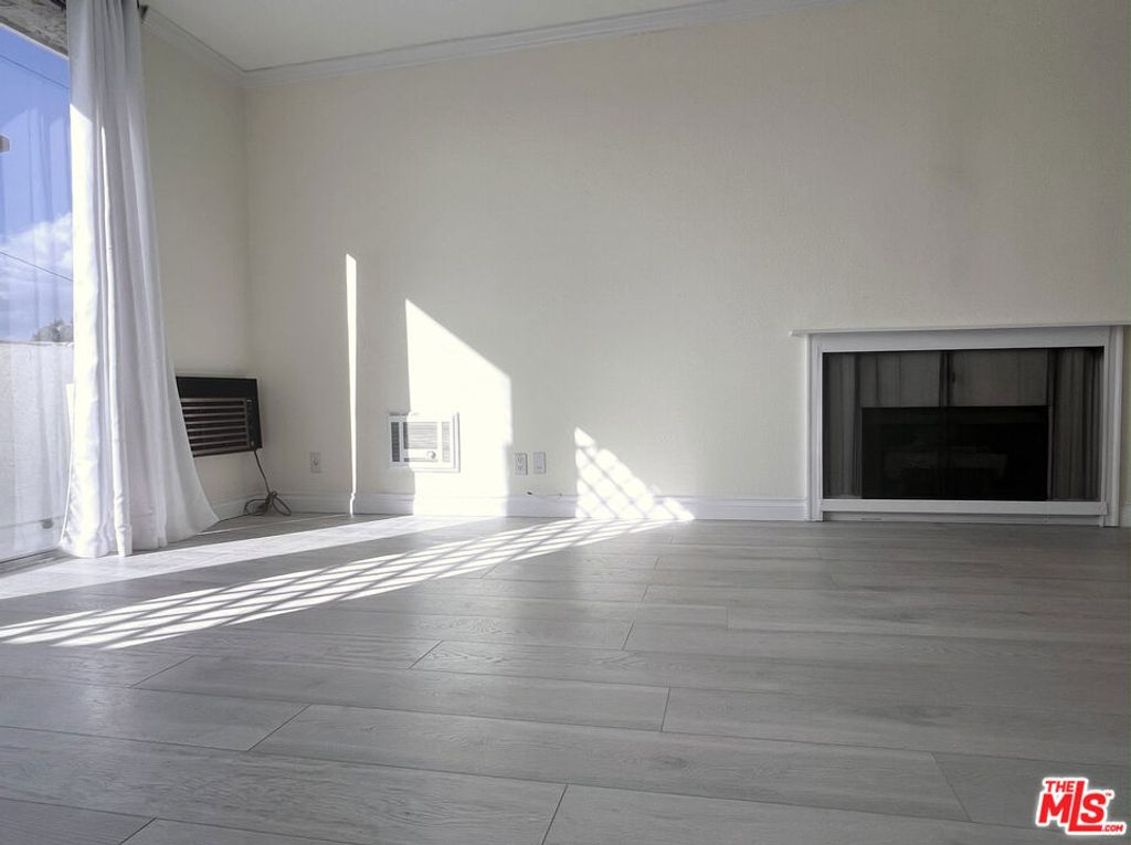 Image 25 of property listing at 11645 Montana Avenue 323, Los Angeles, CA 90049