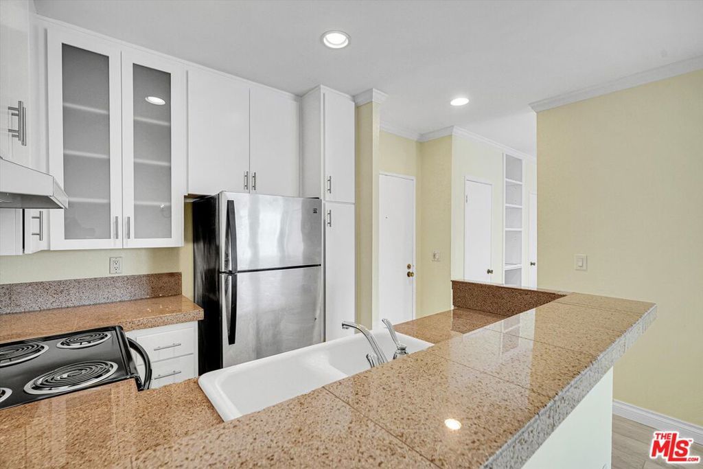 Image 29 of property listing at 11645 Montana Avenue 323, Los Angeles, CA 90049