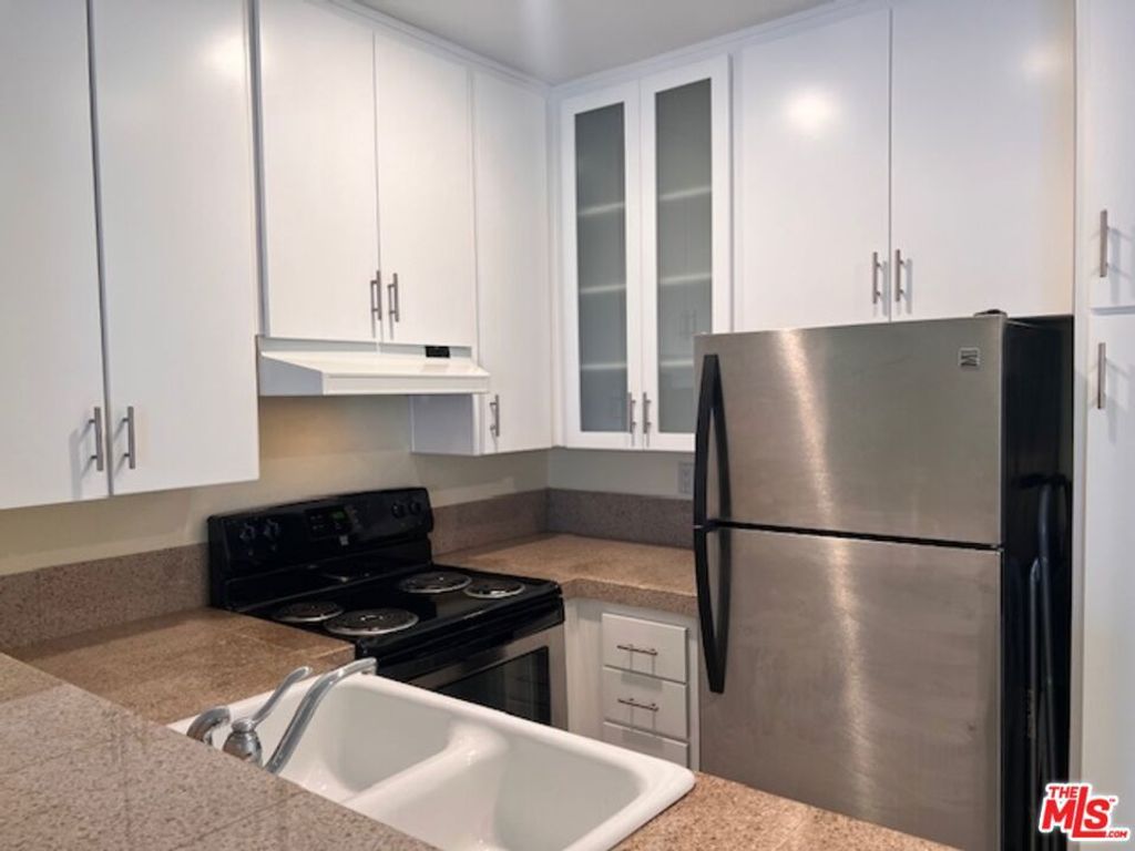 Image 31 of property listing at 11645 Montana Avenue 323, Los Angeles, CA 90049