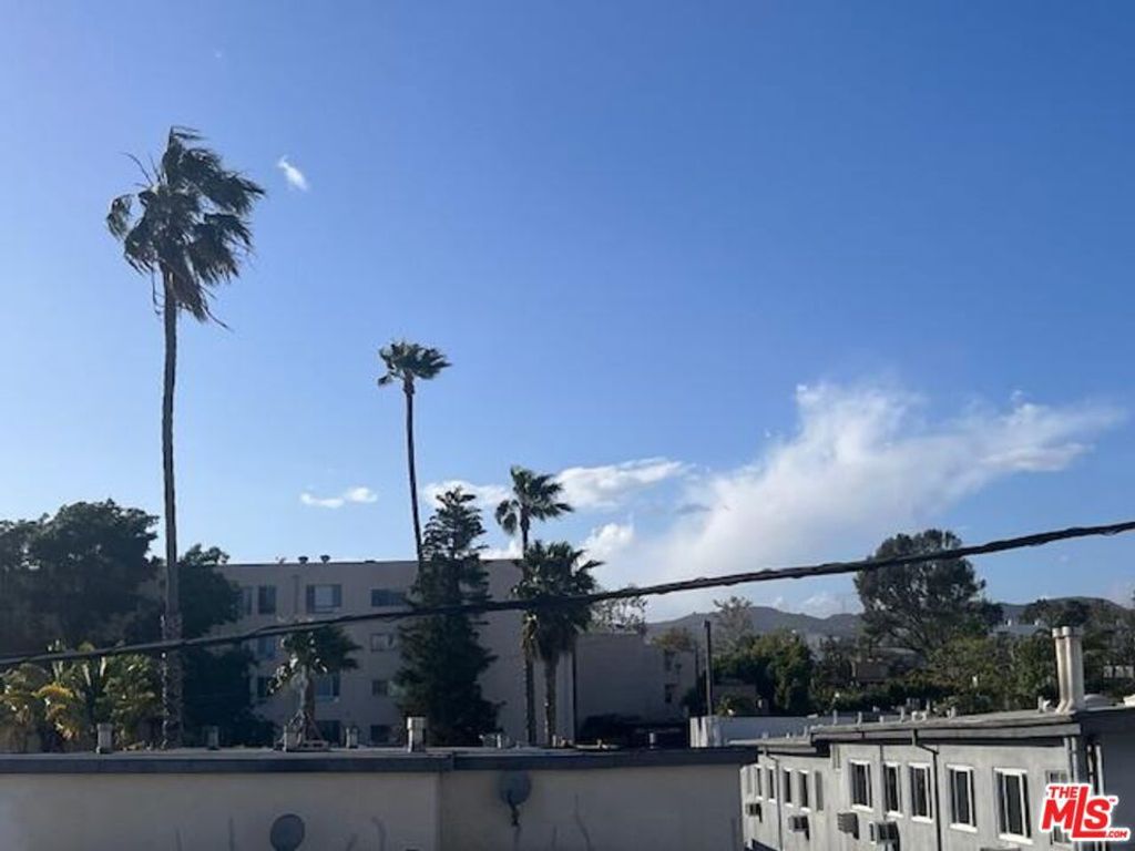 Image 33 of property listing at 11645 Montana Avenue 323, Los Angeles, CA 90049