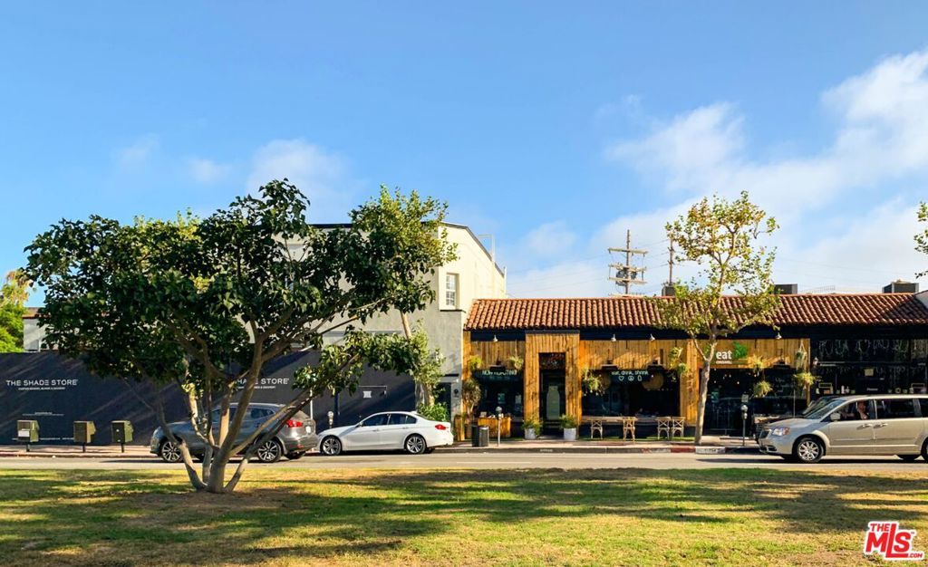 Image 44 of property listing at 11645 Montana Avenue 323, Los Angeles, CA 90049