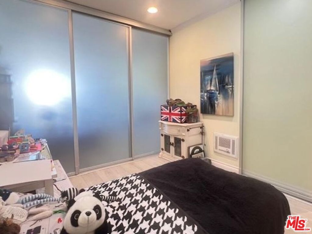 Image 5 of property listing at 11645 Montana Avenue 323, Los Angeles, CA 90049