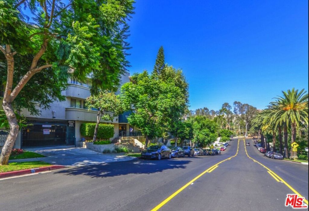 Image 52 of property listing at 11645 Montana Avenue 323, Los Angeles, CA 90049