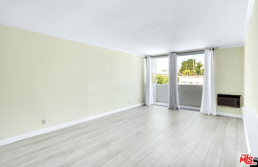 Image 8 of property listing at 11645 Montana Avenue 323, Los Angeles, CA 90049