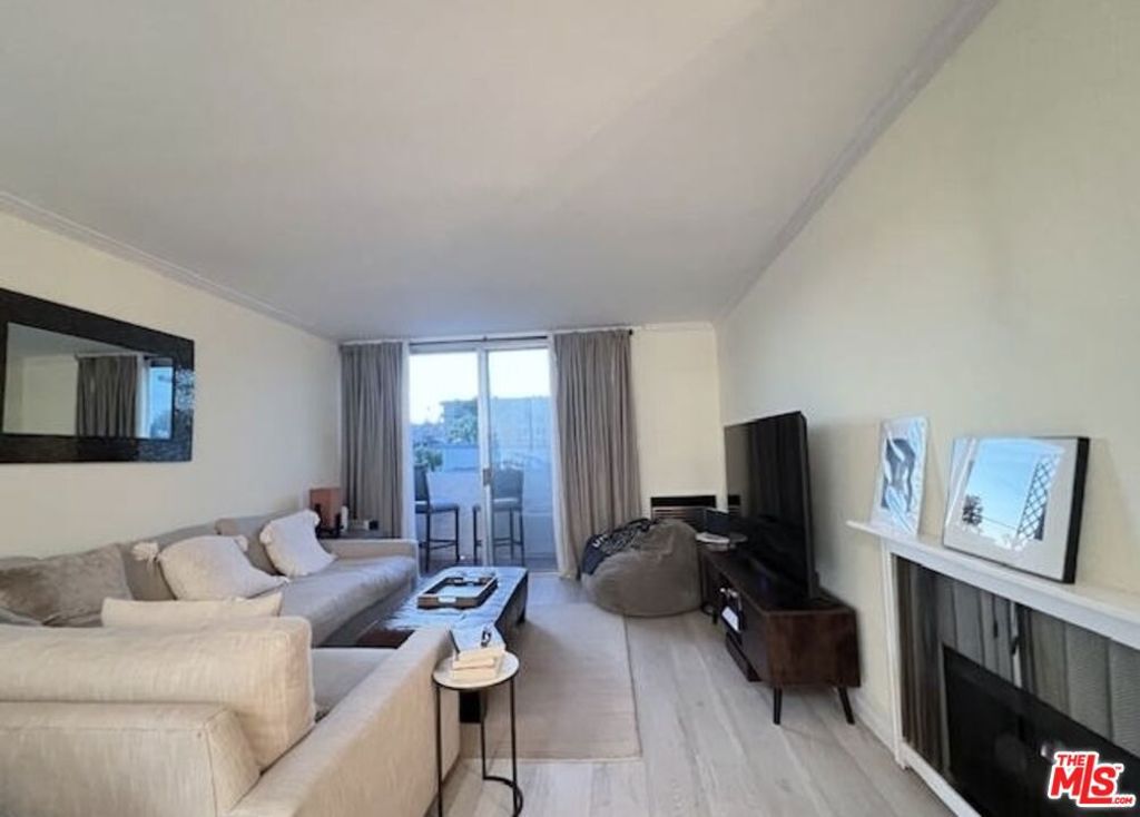 Image 9 of property listing at 11645 Montana Avenue 323, Los Angeles, CA 90049