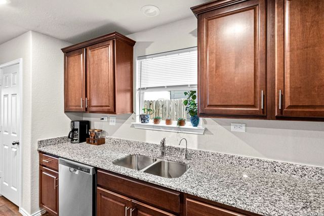 531 Wild Olive Way, San Antonio, TX 78219