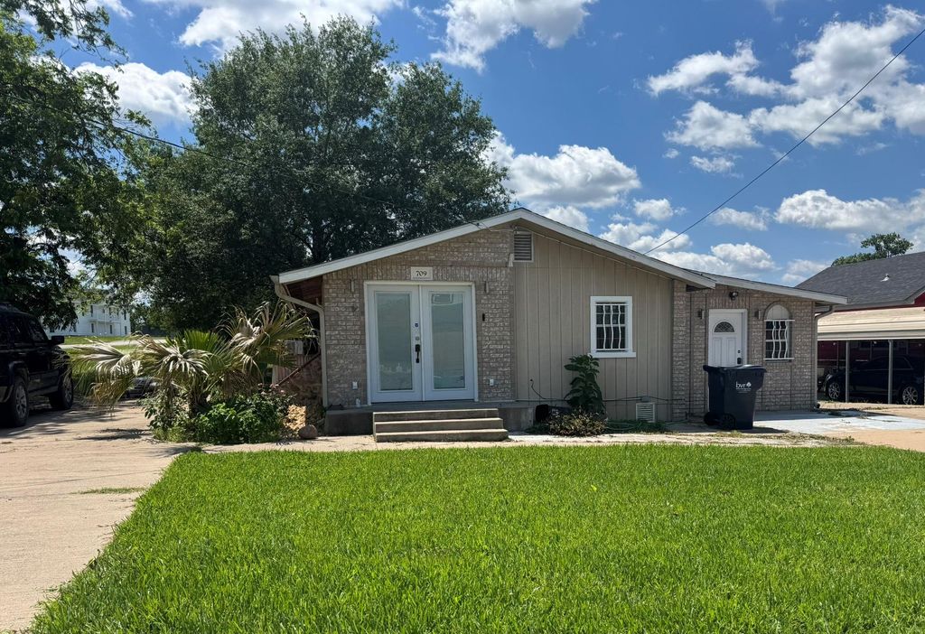 709 Sabine Street, Brenham, TX 77833