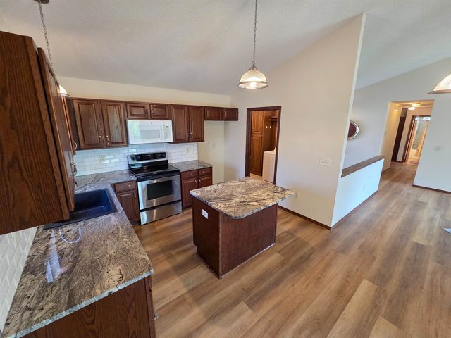 1119 E Lost Hills, Derby, KS 67037