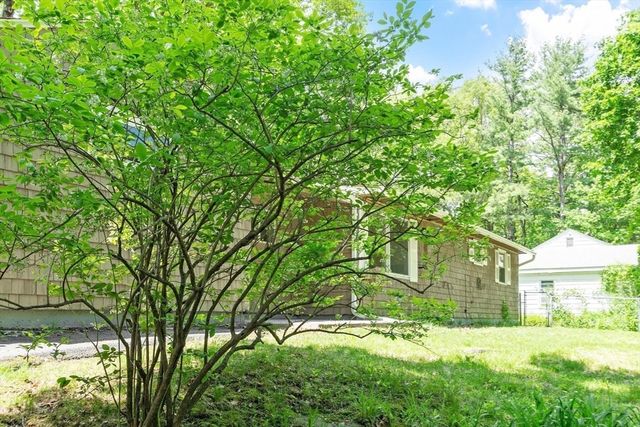 192 Reservoir St, Holden, MA 01520