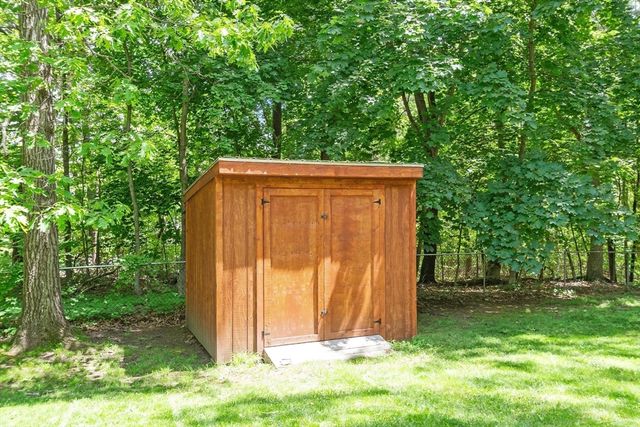 192 Reservoir St, Holden, MA 01520