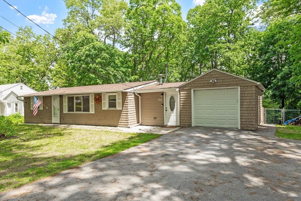 192 Reservoir St, Holden, MA 01520