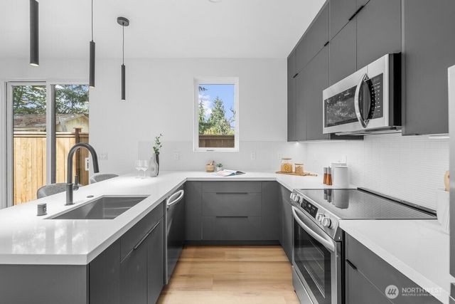 1214 NE 100th Street, Seattle, WA 98125