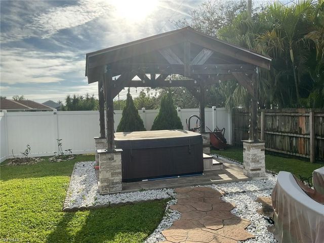 320 SE 28th TER, Cape Coral, FL 33904