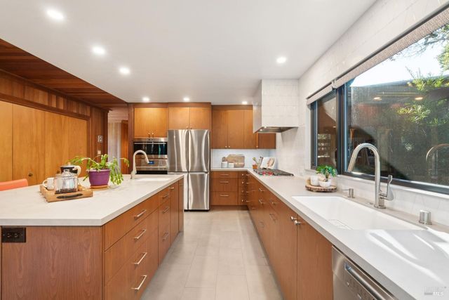 14 Oak Grove Way, Napa, CA 94559