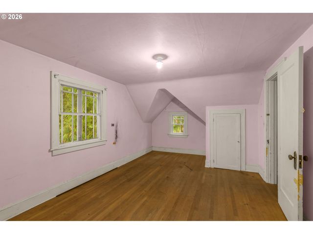8220 Sw CANYON Dr, Portland, OR 97225