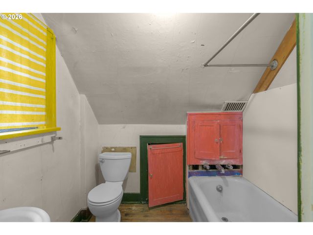 8220 Sw CANYON Dr, Portland, OR 97225