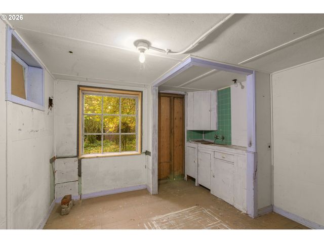 8220 Sw CANYON Dr, Portland, OR 97225