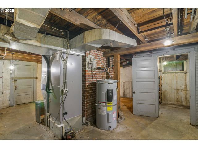 8220 Sw CANYON Dr, Portland, OR 97225