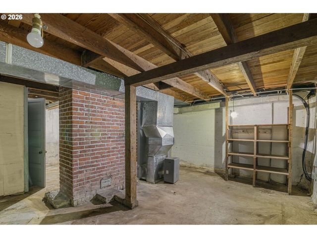 8220 Sw CANYON Dr, Portland, OR 97225